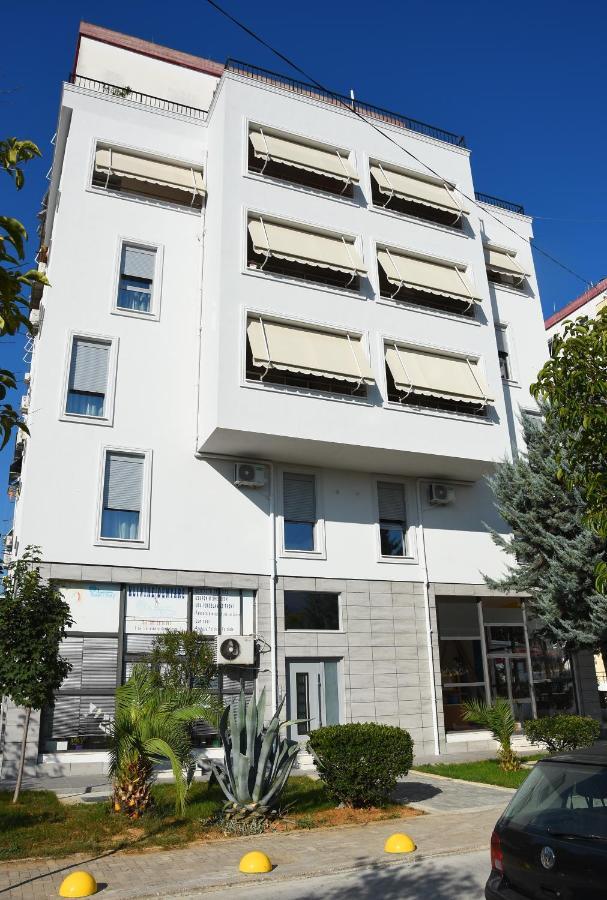 Click Apartments - Tirana Buitenkant foto